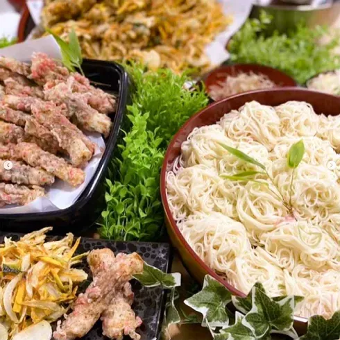 料理は、盛り付けも大事!色とりどりのおかずが並ぶ