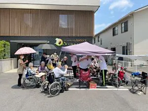 松葉、施設の外にタープテントを立ててお祭りの様子